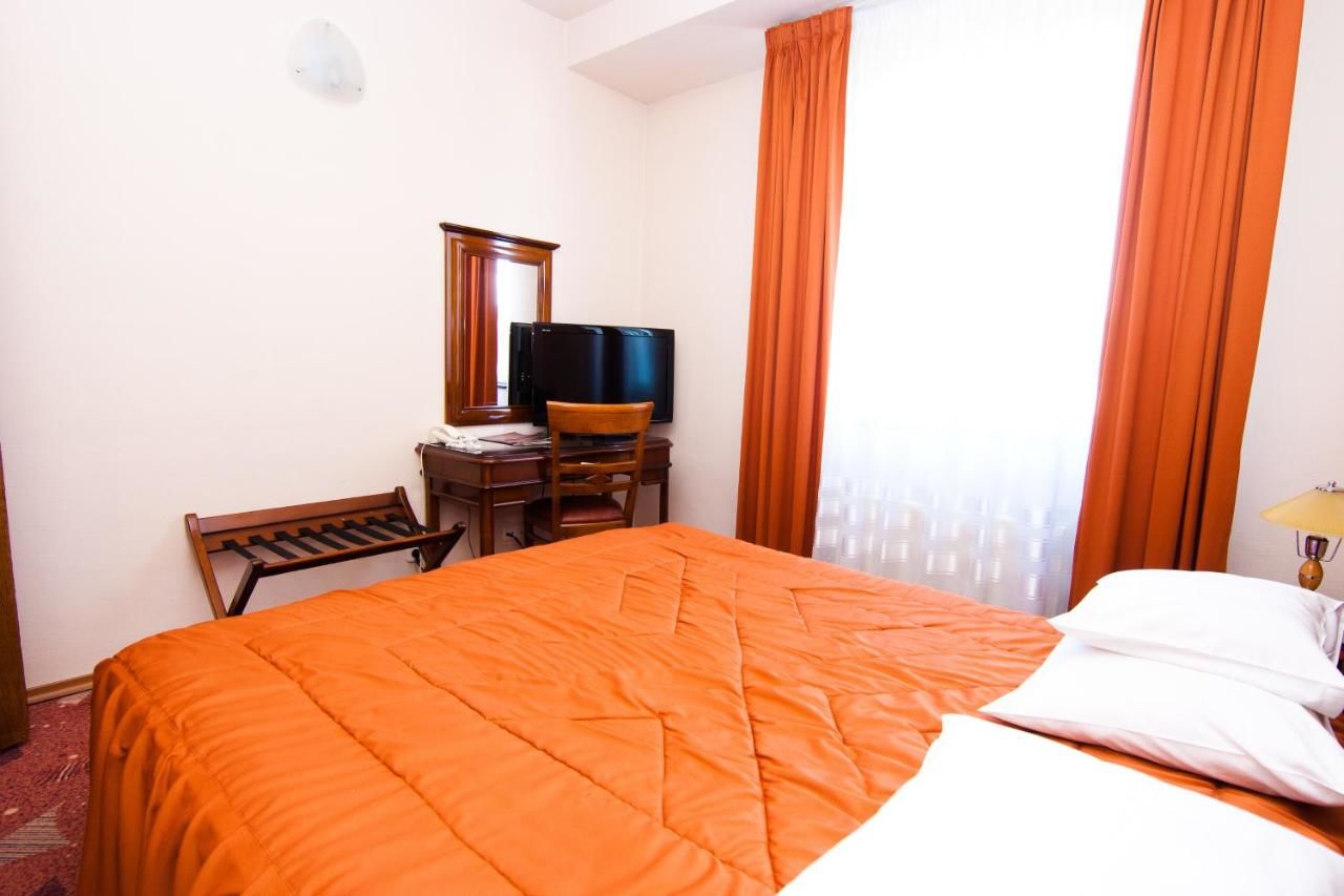 Отель Hotel Onix Клуж-Напока-30
